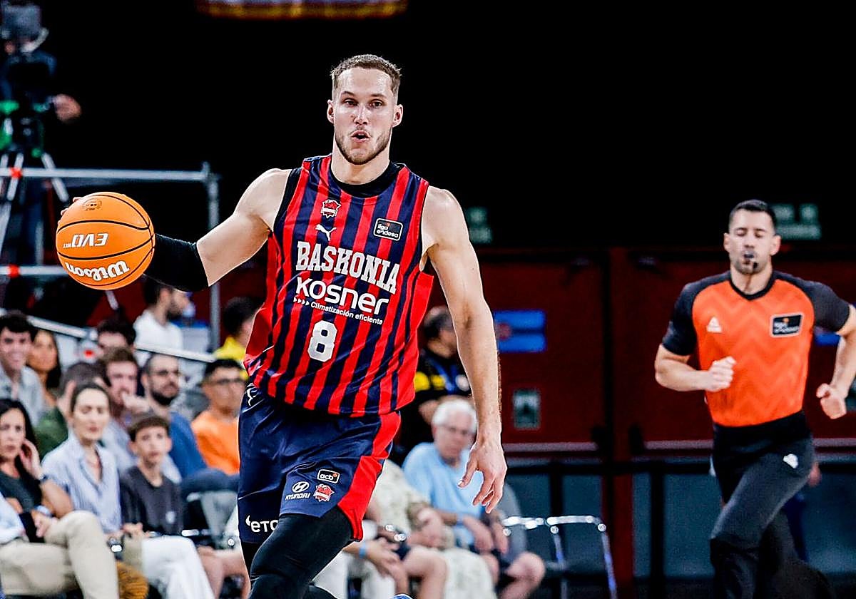 Tadas Sedekerskis lleva el balón en un partido de la ACB.