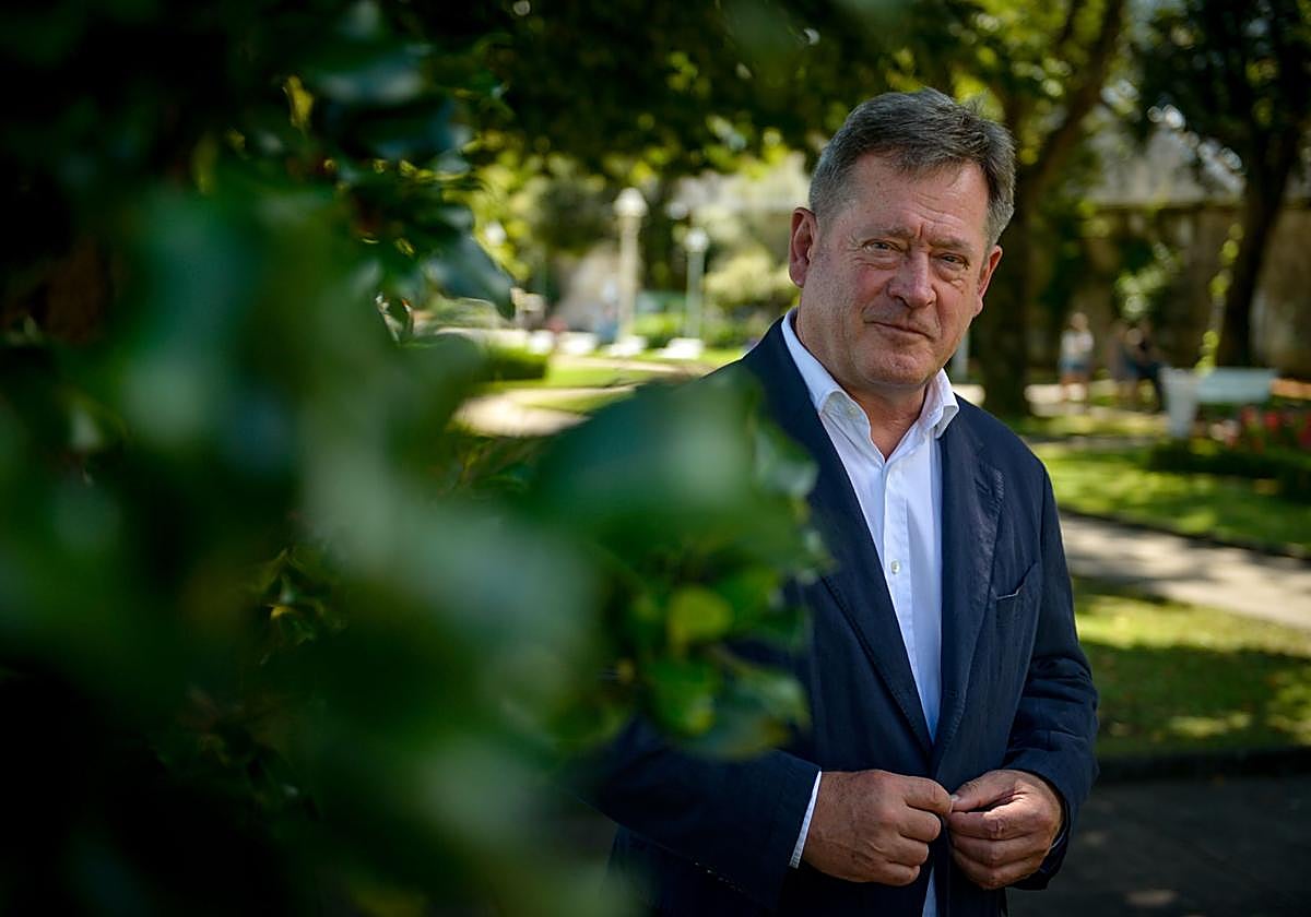 Zupiria posa en el parque de la Emperatriz Zita de Lekeitio, junto a la playa de Isuntza, después de atender la entrevista.