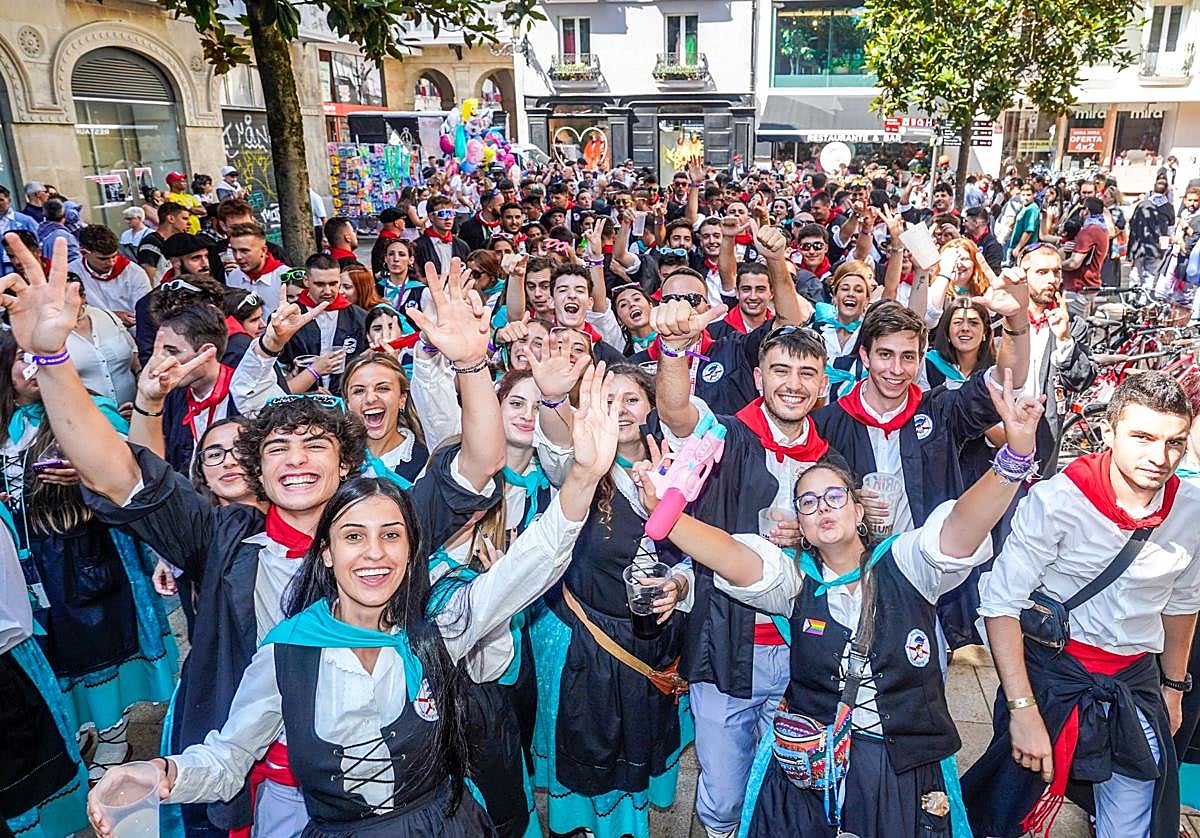 Blusas y neskas de la cuadrilla Gaupazaleak en el paseíllo de ida del 5 de agosto de 2024, el año de su estreno en las fiestas de La Blanca.