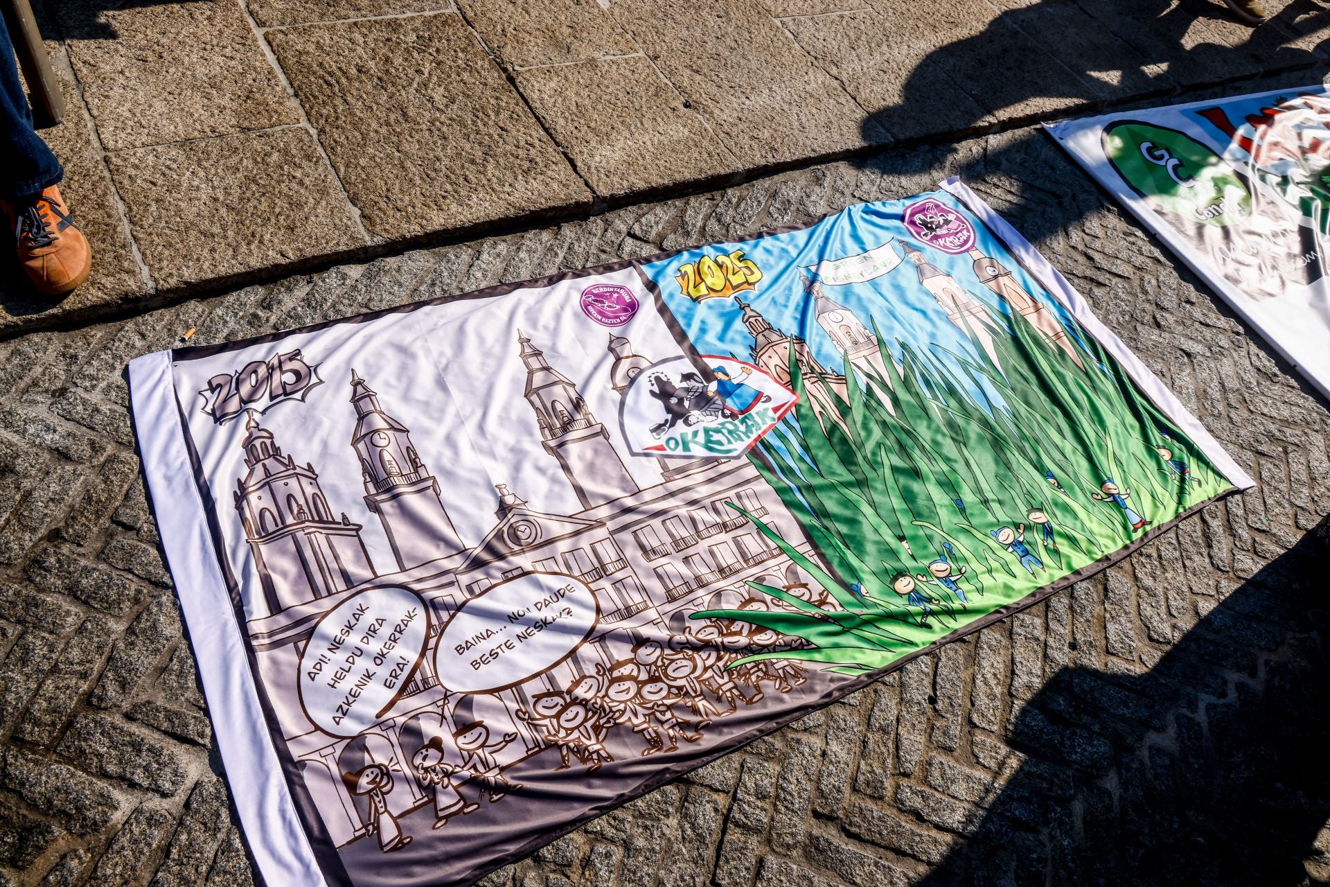 Las pancartas de la Comisión de Blusas y Neskas, en imágenes