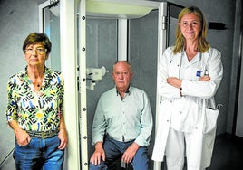 La neumóloga Myriam Aburto, en el hospital de Galdakao, junto a los pacientes Beatriz Molinero y Juan José Jaramillo.z