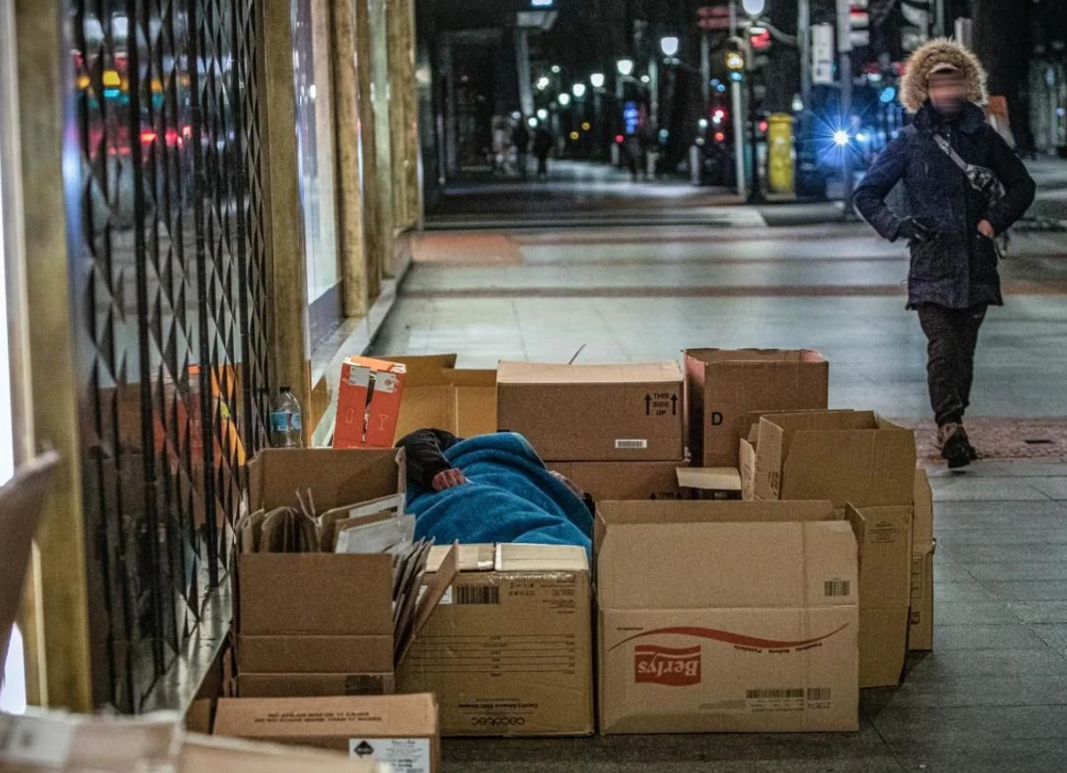 Una persona sin techo pernocta en la Gran Vía de Bilbao.