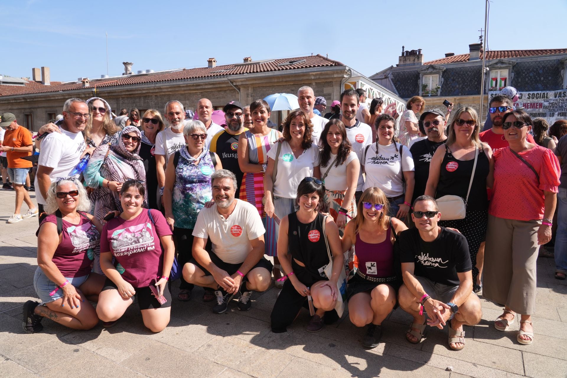 Cargos de EH Bildu como Ibon San Saturnino, Eva López de Arroyabe, Rocío Vitero, Aitziber Salazar o Mikel Otero no quisieron perderse la cita con Celedón en la balconada.