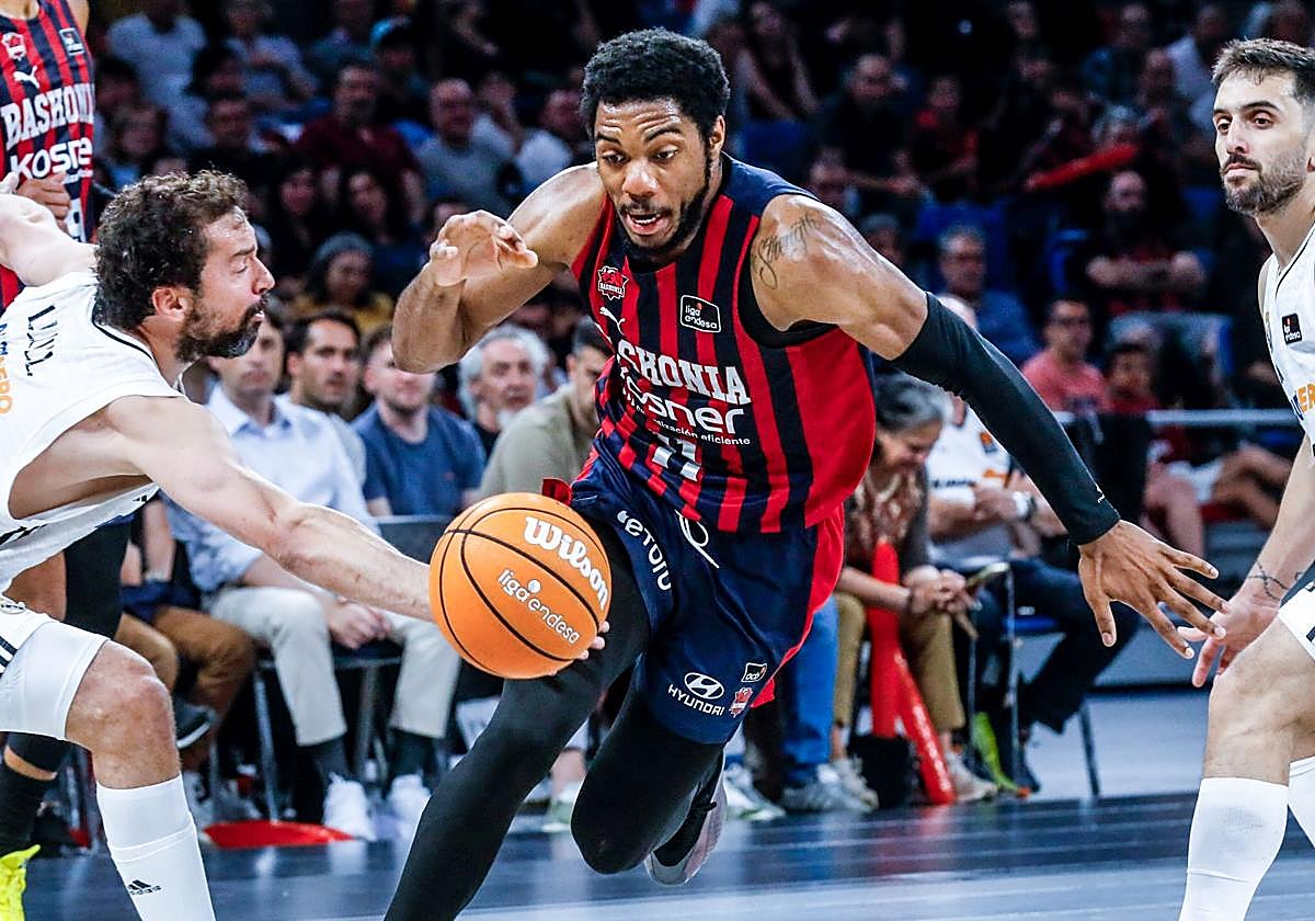Trent Forrest bota la bola ante el intento de robo de Llull y la mirada de Campazzo.