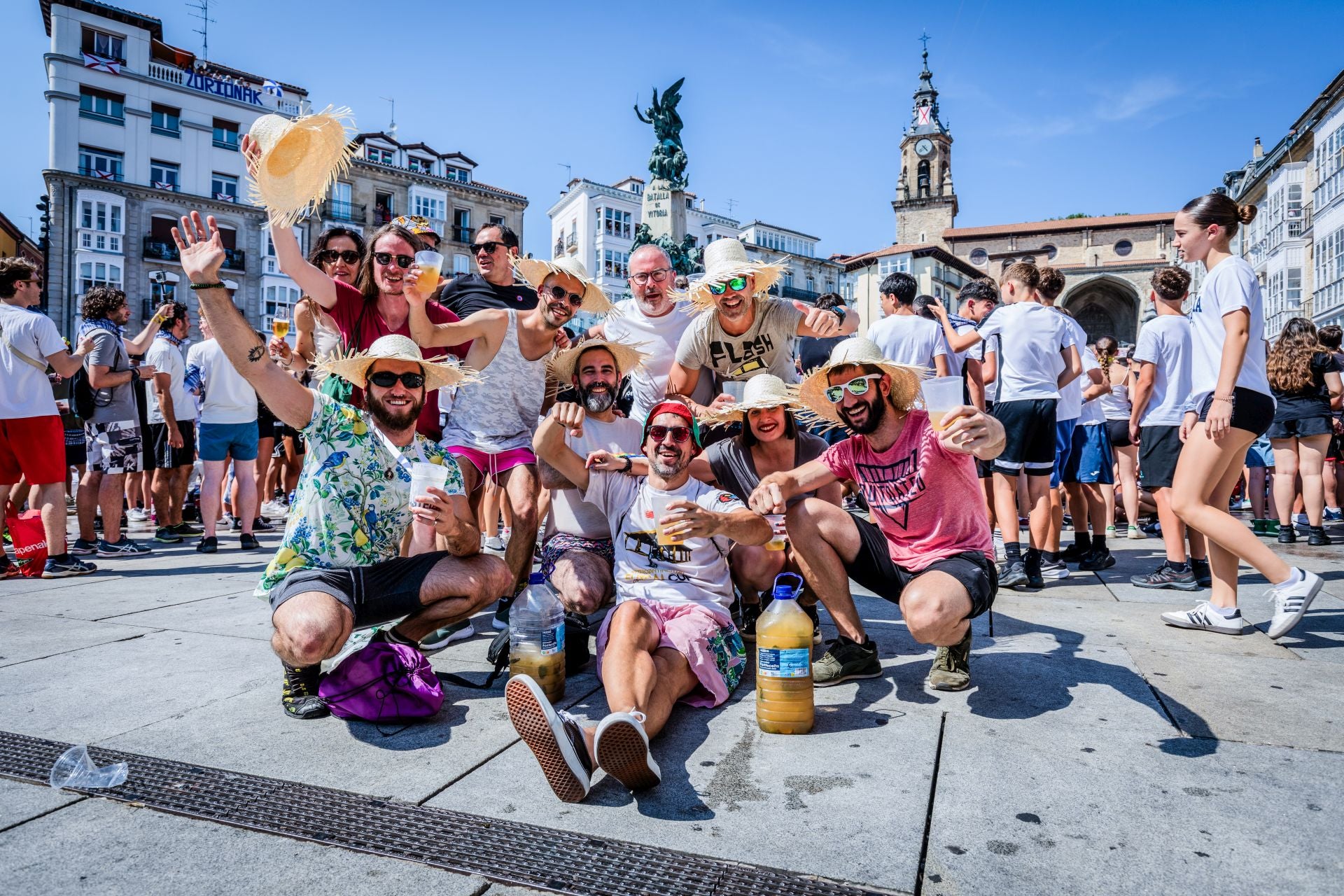 Oihan, Helena, Goros, Iván, Somo, Eugenio, Carlos y Peter junto a sus amigos.