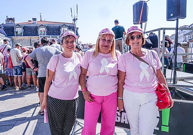 Begoña García del Moral, Marisol de Cerio y Txus Aguirrezabal acudieron en representación de Asamma, que celebra sus 35 años de existencia en Vitoria.