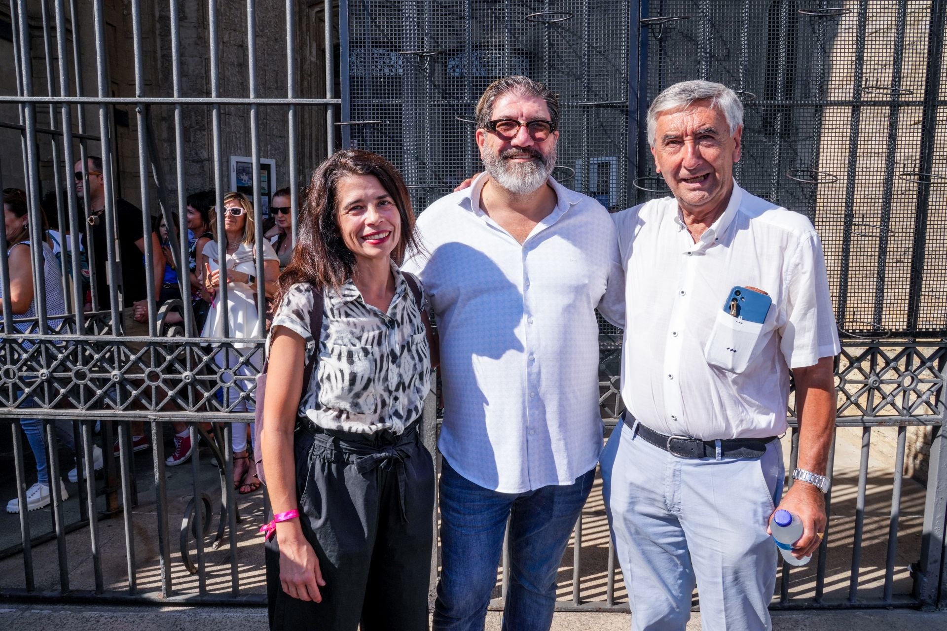 La vicerrectora de la EHU en Álava, Ixone Fernández de Labastida, junto al presidente de SEA Hostelería Juan Carlos Antolín y Ricardo Sáez de Heredia