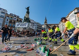Los operarios se afanan en la limpieza de la plaza.