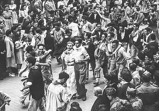 Foto histórica de 22 de julio de 1945, el primer Día del Blusa.