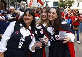 Tres neskas, durante un paseíllo del pasado Día de Santiago.