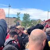 Una alarma de incendios provoca al desalojo momentáneo de la grada principal de Anfield Road a una hora del partido