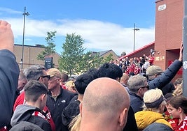 Una alarma de incendios provoca al desalojo momentáneo de la grada principal de Anfield Road a una hora del partido