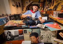 Iñaki Kerejazu, en la tienda de discos 'Vinylora'.