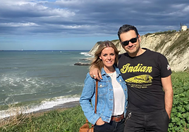 Inaki lópez y Andrea Ropero, posan en la playa de Arrigunaga.