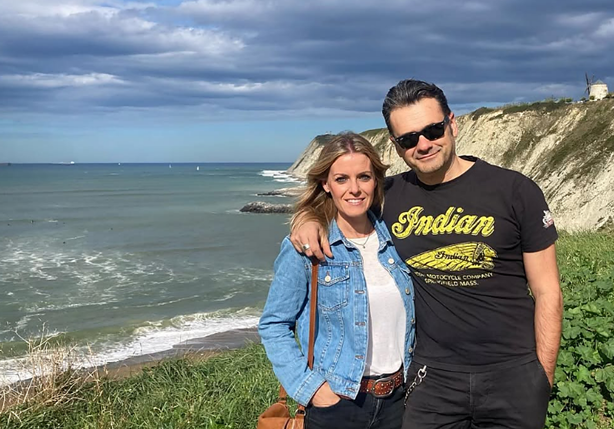 Inaki lópez y Andrea Ropero, posan en la playa de Arrigunaga.