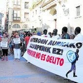 Los manteros portaron una pancarta con el lema 'sobrevivir no es delito'