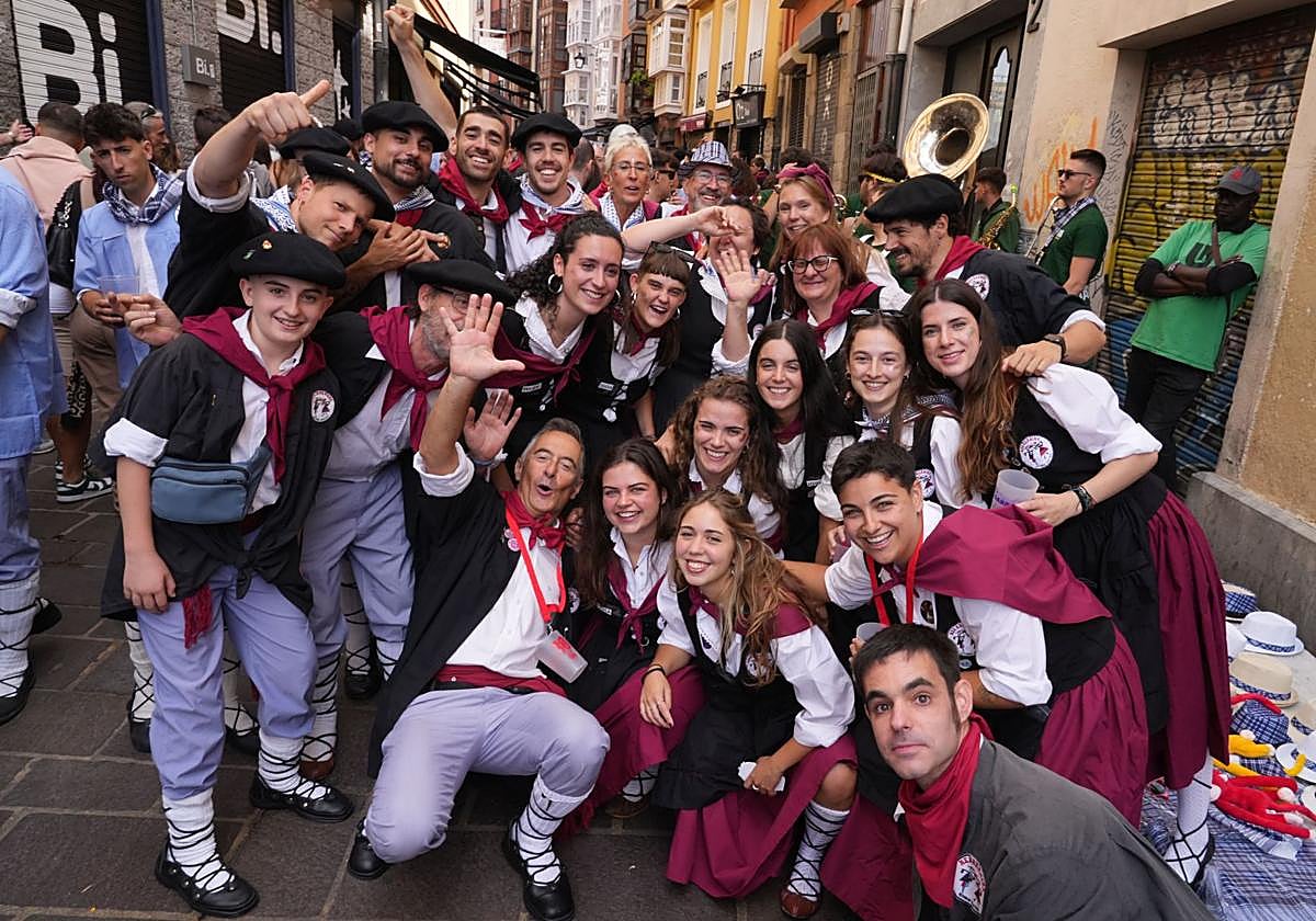 Blusas y neskas: Cuando la amistad se hace fiesta