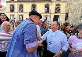 Juan Carlos Elizalde saluda a Iñaki Kerejazu.