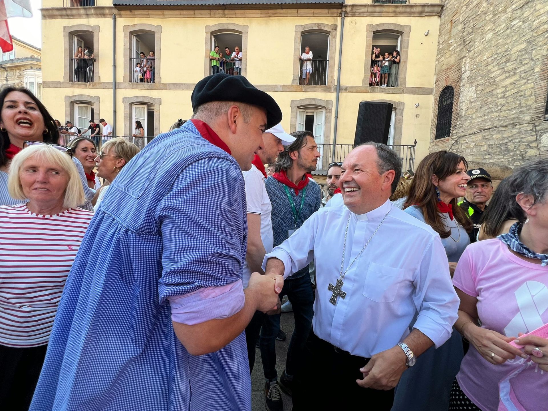 Juan Carlos Elizalde saluda a Iñaki Kerejazu.