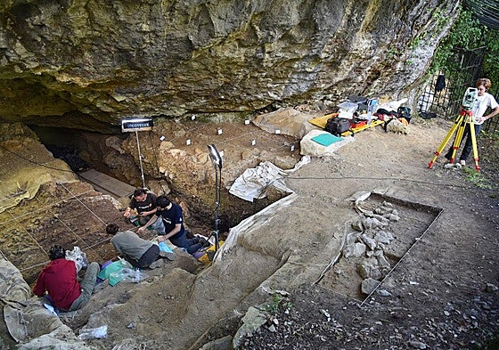 Los neandertales de la cueva vizcaína de Axlor ya planificaban la caza hace 70.000 años
