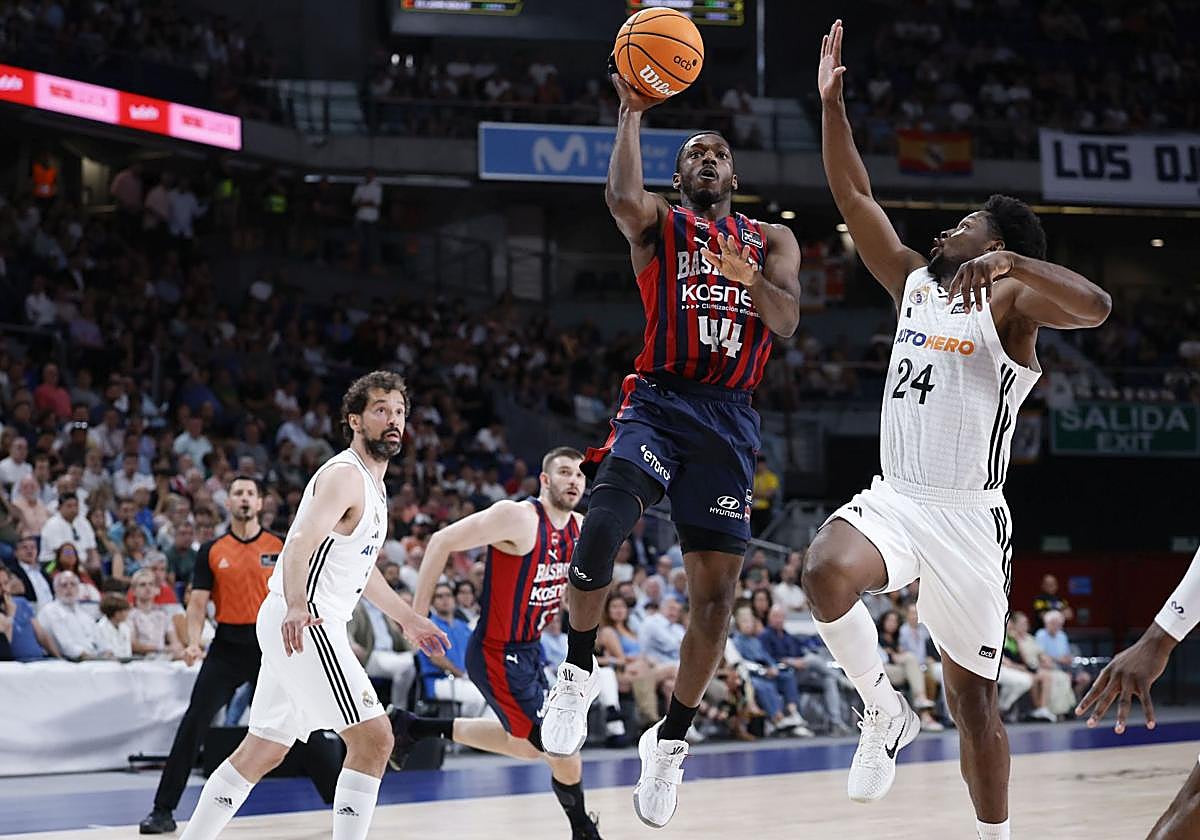 Kamar Baldwin intenta anotar ante la defensa de Andrés Feliz.