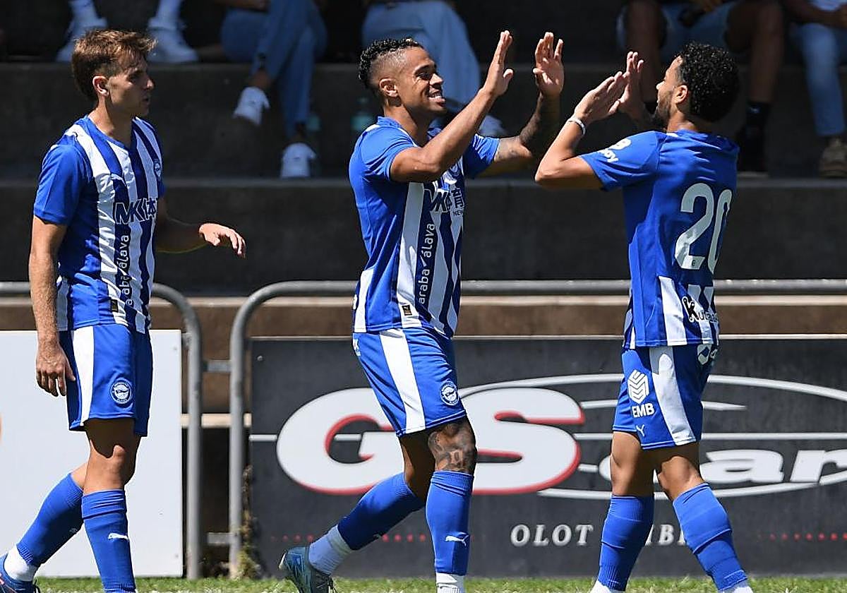 Mariano agradece la asistencia a Calebe en uno de los goles que marcó ante el Castellón.