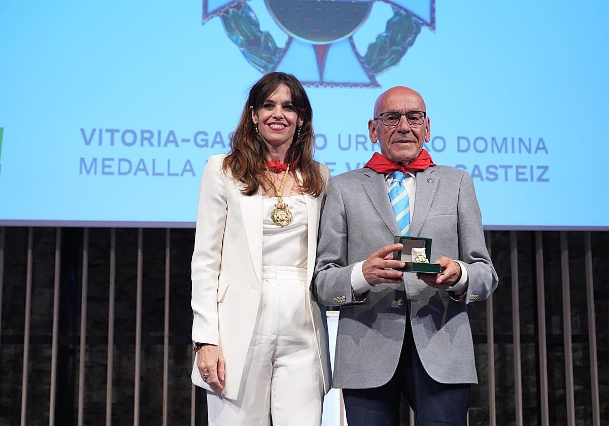 La alcaldesa Maider Etxebarria junto al presidente de la Cámara de Comercio de Álava, Gregorio Rojo.