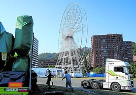 La estructura de la noria destaca ya sobre la explanada de Etxebarria.