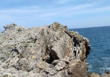 Rescatan a un menor de unos 12 años herido de gravedad tras caer 20 metros en una zona rocosa de Castro