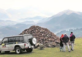 Participantes en una excursión en todoterreno observan los montes de las Encartaciones.