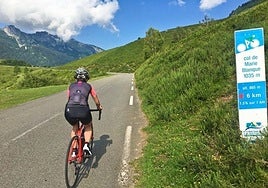 Una ciclista enfila la subida al Col de Marie Blanque.