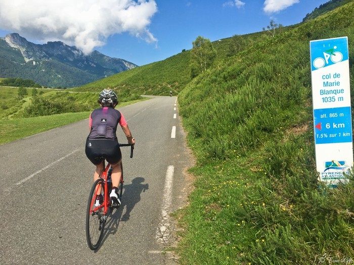 Una ciclista enfila la subida al Col de Marie Blanque.