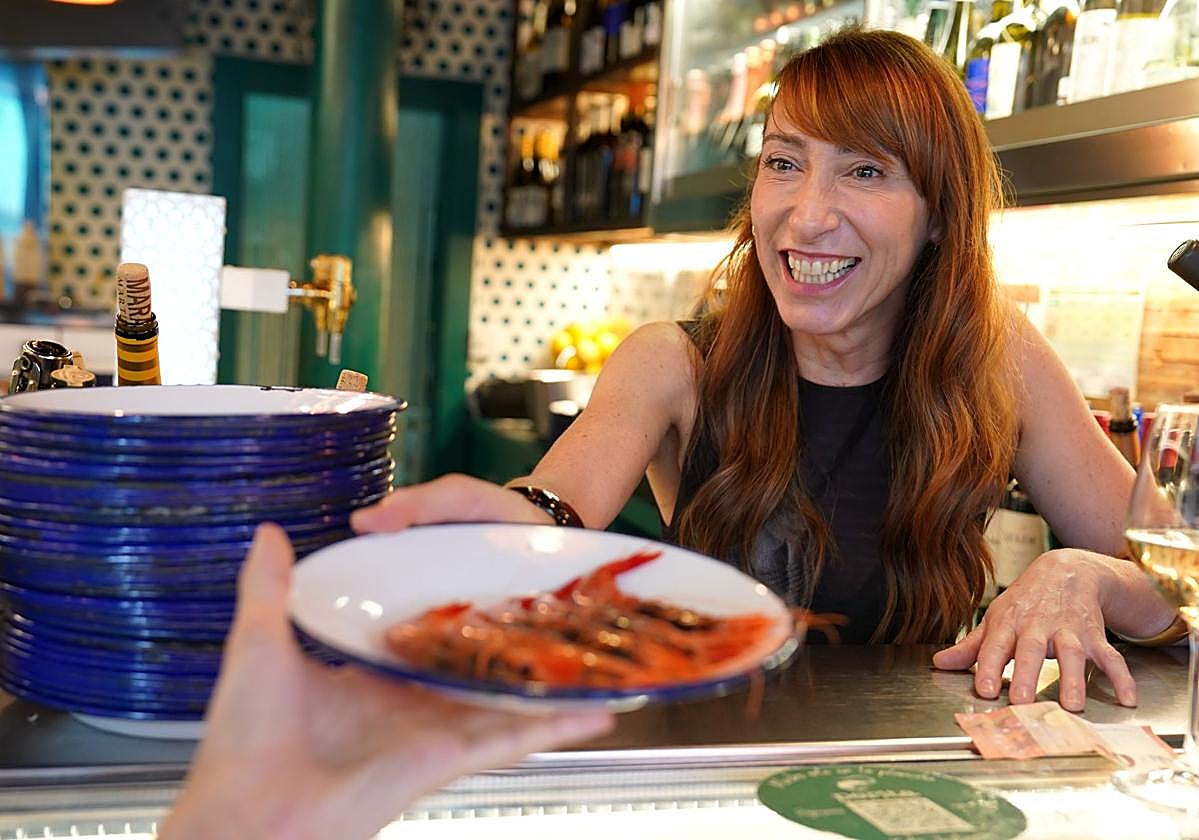 Isabel, la camarera bilbaína que mira a los ojos de los clientes.