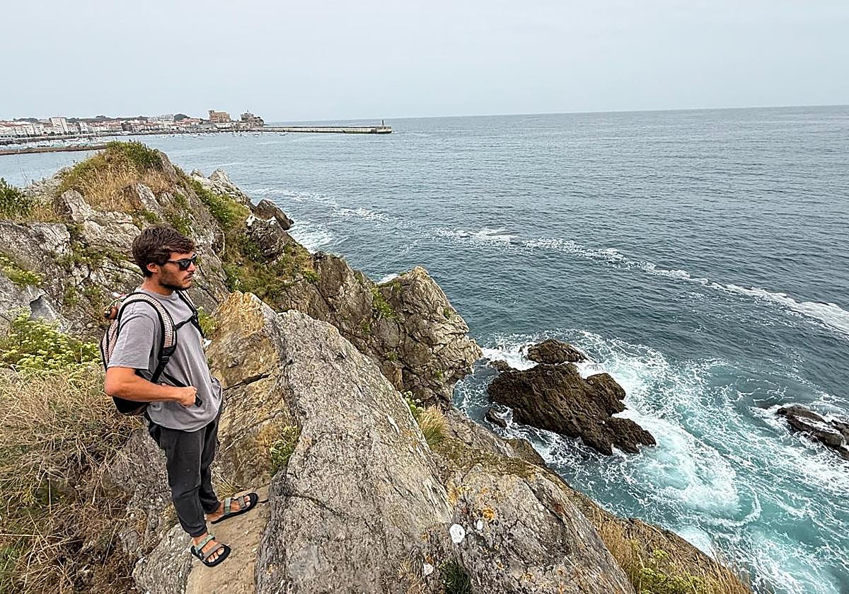 Imagen principal - La zona de acantilados de Castro donde ha tenido lugar el trágico suceso.