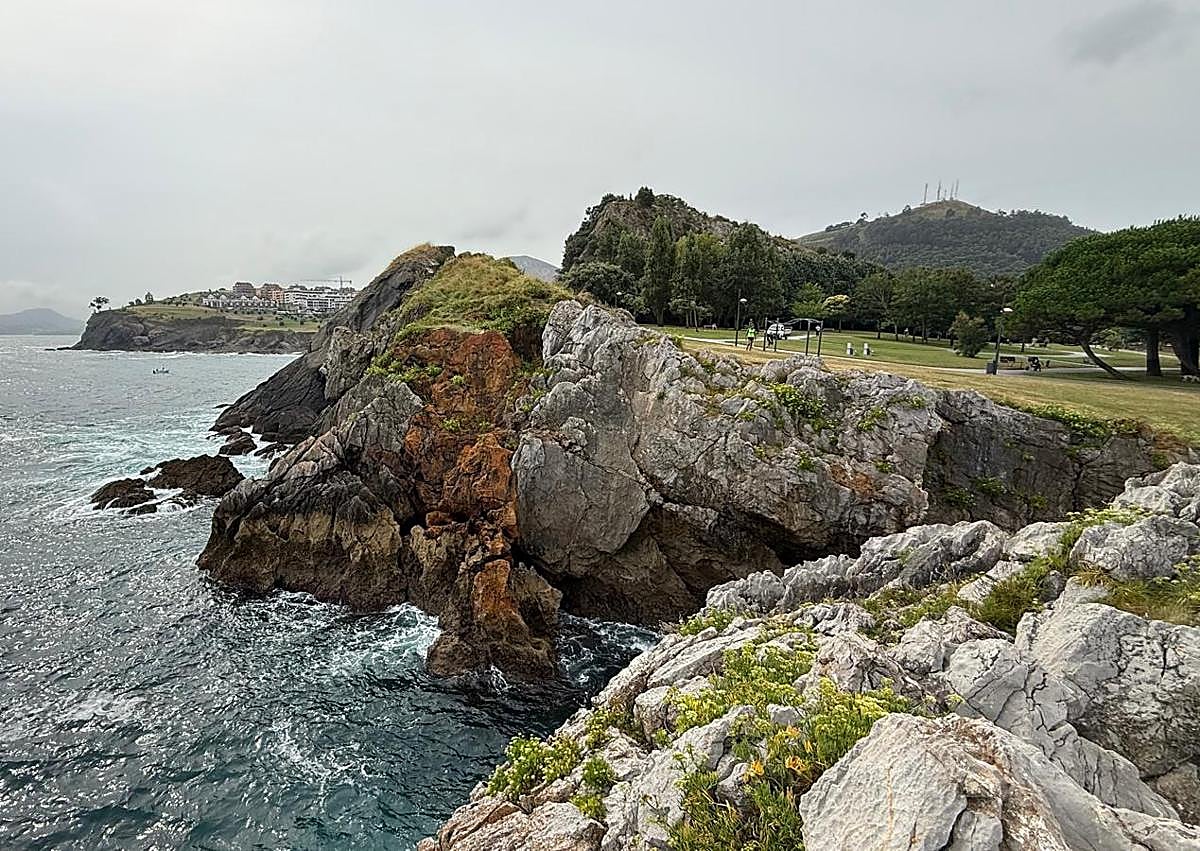 Imagen secundaria 1 - La zona de acantilados de Castro donde ha tenido lugar el trágico suceso.