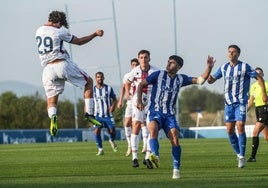 Aleñá pelea con un rival.