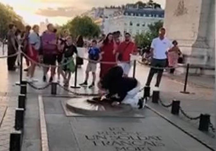 Detenido por encenderse un cigarro en la llama de la tumba del soldado desconocido