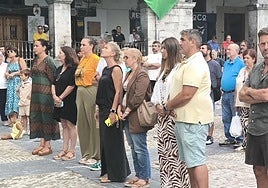 Decenas de personas guardan un minuto de silencio por la muerte del niño de 12 años que cayó por un acantilado en Castro Urdiales