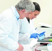Investigadores de Oncomatrix trabajan en uno de los laboratorios de la compañía con sede en Derio.