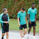 Ernesto Valverde, Iñigo Ruiz de Galarreta, Iñaki Williams y Mikel Vesga sonríen durante un entrenamiento reciente.