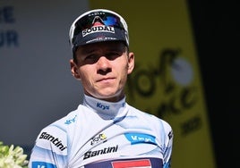 El ciclista belga Remco Evenepoel, del equipo Soudal Quick-Step, celebra en el podio con su maillot blanco de mejor ciclista joven durante la sexta etapa del Tour de Francia.