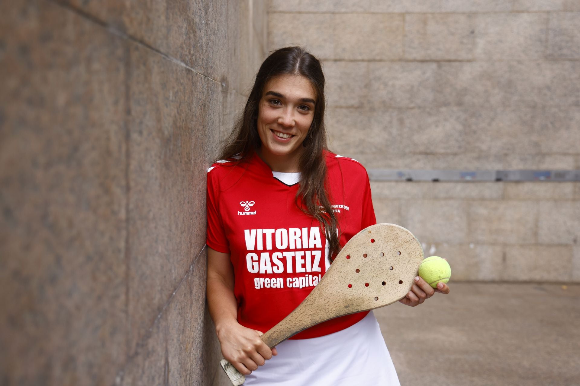 Irati Ruiz de Azua busca el Masters de pala de Vitoria mañana en los Fueros.