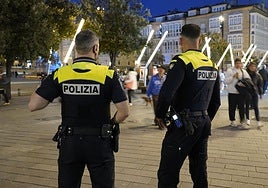 Agentes de la Policía Local, en la plaza de la Virgen Blanca de Vitoria.