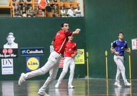 Altuna III golpea la pelota desde el ancho.