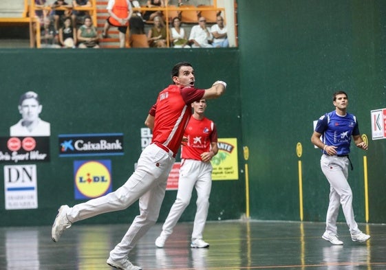 Altuna III golpea la pelota desde el ancho.