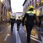 Agentes de la Policía Local patrullan estas fiestas por la calle Mateo Moraza.