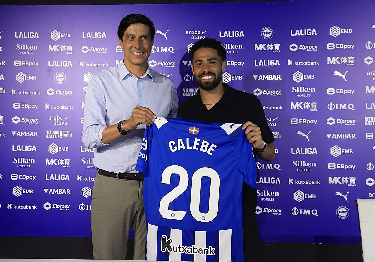 Sergio Fernández posa con Calebe en su presentación.