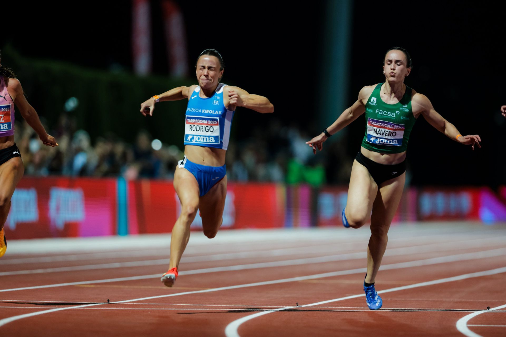 Aitana Rodrigo, a la izquierda, celebra su victoria en los 100 metros del campeonato de España.