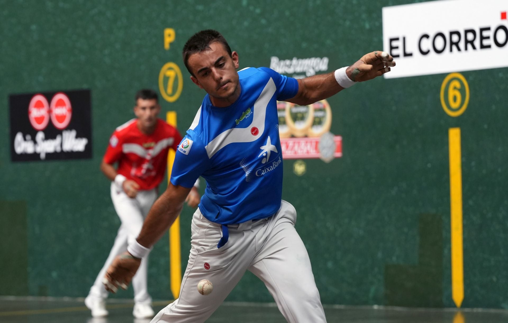 Iker Larrazabal intenta golpear la pelota en el partido de semifinales.