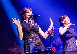 Rozalén junto a Beatriz Romero, intérprete de lengua de signos que le acompaña en los conciertos.